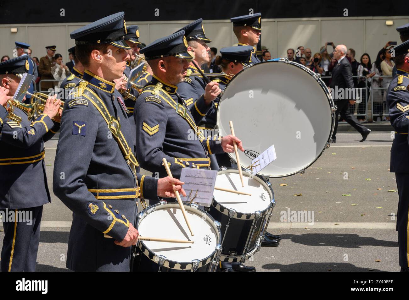 La banda di ottoni della RAF Music suona alla cerimonia del Peacekeepers Day al Cenotaph di Whitehall per commemorare la giornata internazionale dei pacificatori delle Nazioni Unite 2024. Foto Stock