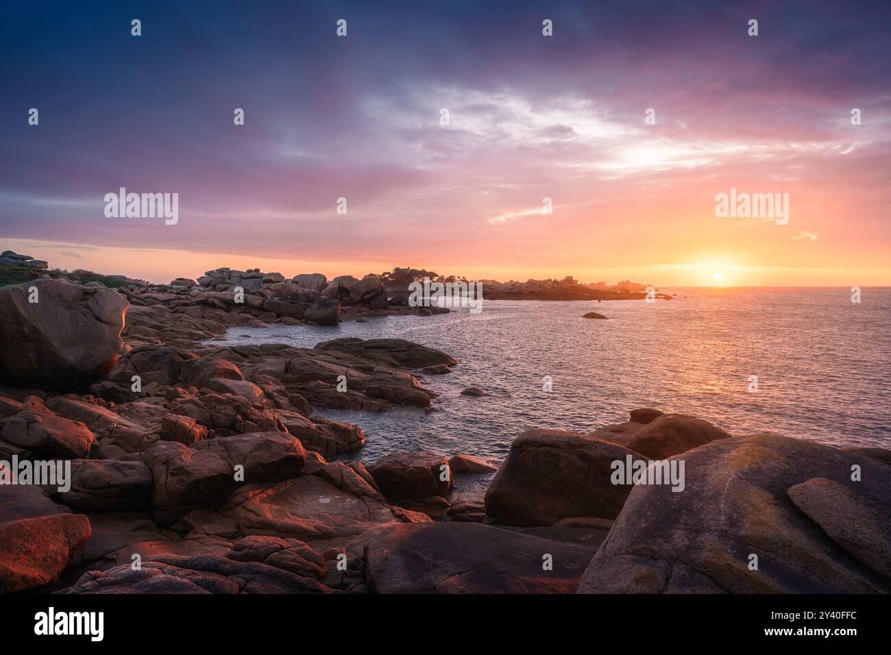 Paesaggi al tramonto sulla costa del granito rosa in Bretagna, Francia Foto Stock