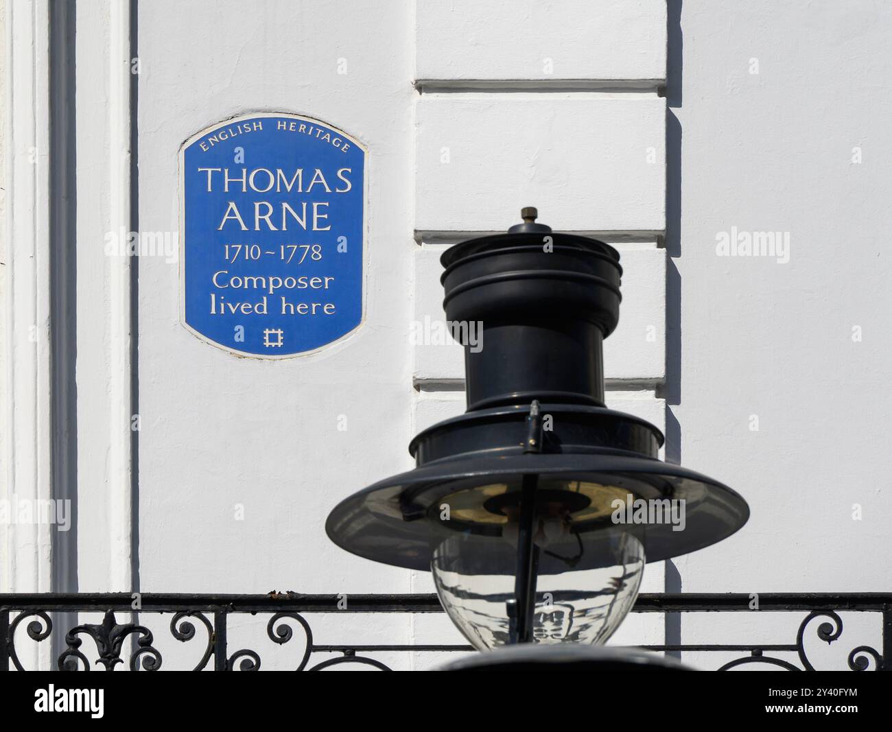 Londra, Inghilterra, Regno Unito. Targa blu commemorativa: "Thomas Arne (compositore 1710-1778) visse qui" al 31 di King Street, Covent Garden, Westminster Foto Stock