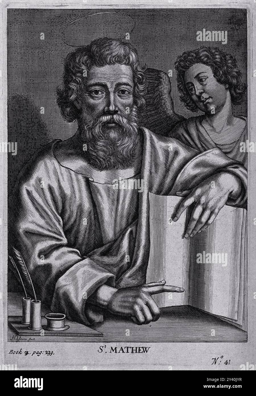 San Matteo è raffigurato con un'espressione premurosa, che punta verso un libro aperto. L'incisione presenta dettagli intricati, sottolineando il suo ruolo di scrittore e traduttore di insegnamenti divini. Foto Stock