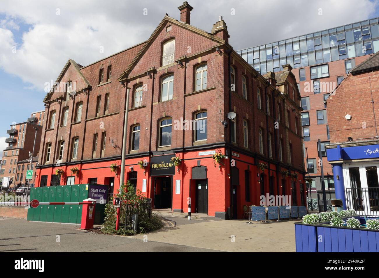 Il bar irlandese a quattro foglie e il pub con cucina, il centro di Sheffield, Inghilterra, e gli edifici urbani dove mangiare e bere Foto Stock