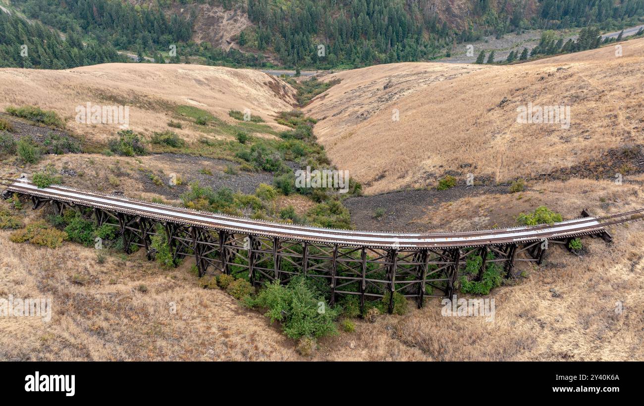Un cavalletto ferroviario su una collina sopra un canyon Foto Stock