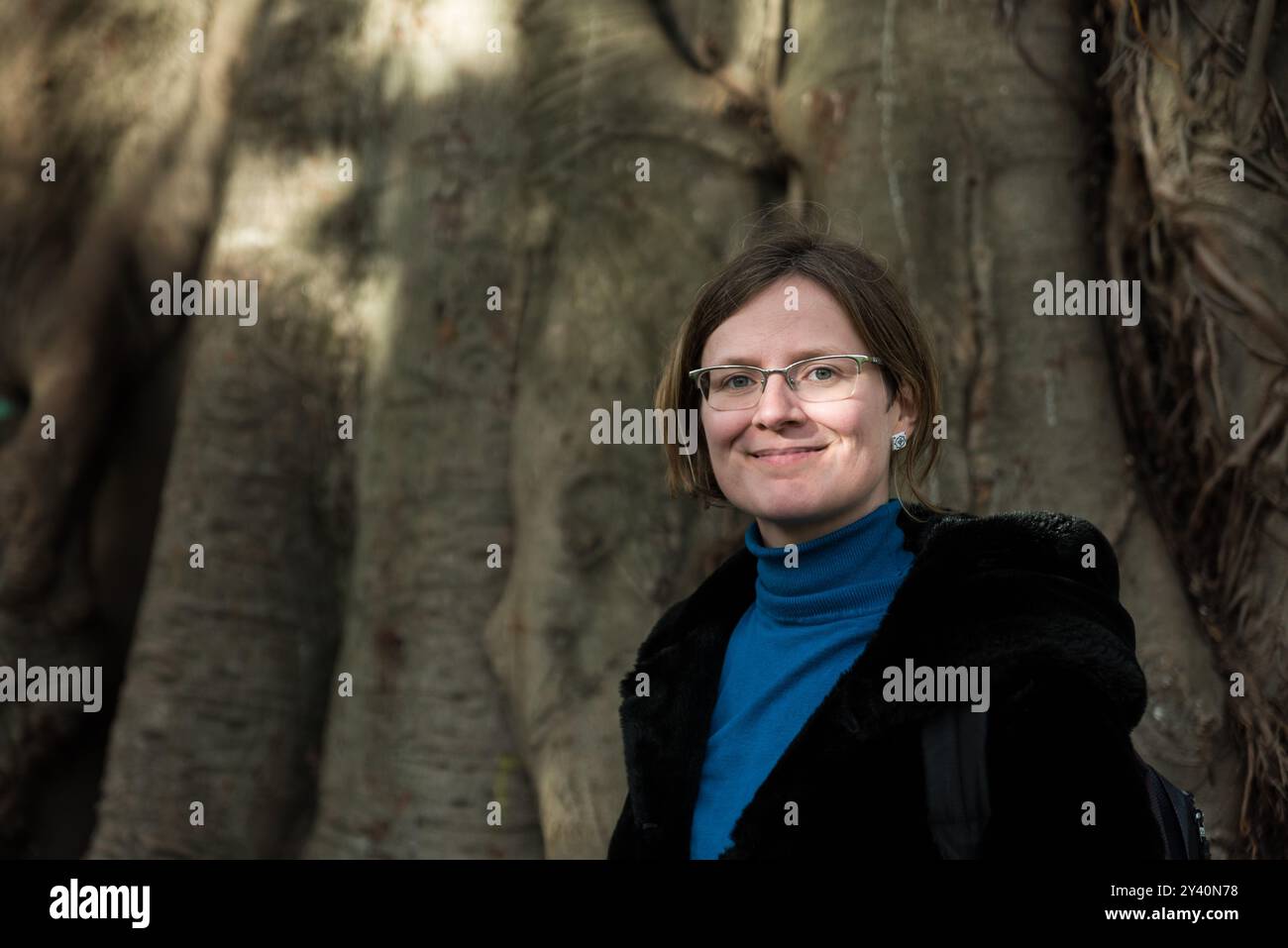 Ritratto all'aperto di una donna bianca di 30 anni con sfondo verde nel parco naturale. modello rilasciato Foto Stock