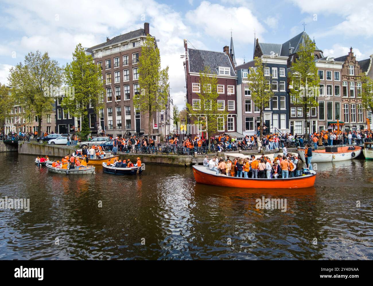 Amsterdam, Paesi Bassi - 27 aprile 2024: I locali olandesi celebrano il giorno del giorno del re sui canali di Amsterdam nei Paesi Bassi Foto Stock