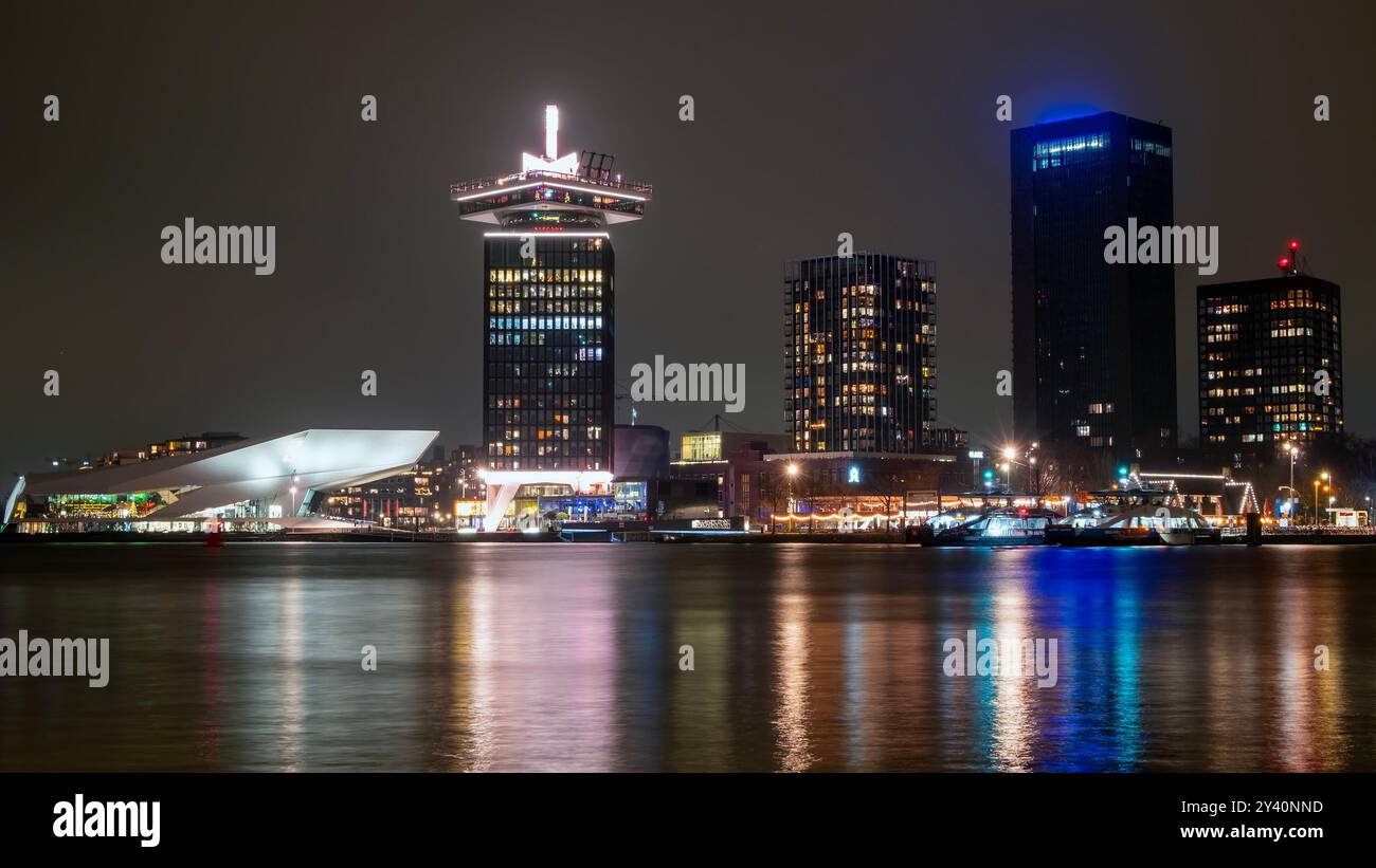 Vista panoramica della città da Amsterdam all'IJ nei Paesi Bassi di notte Foto Stock