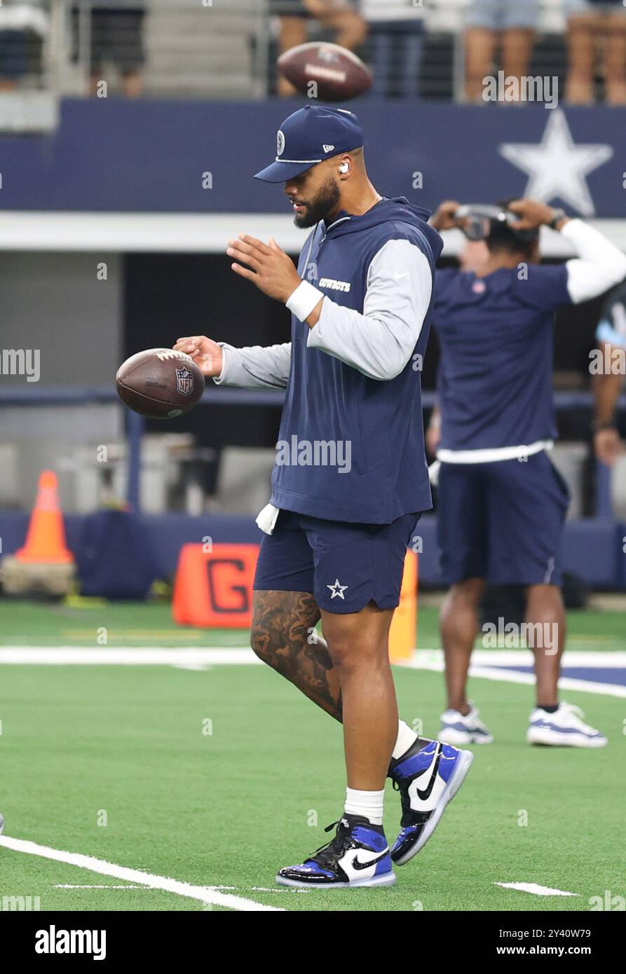 Irving, Stati Uniti. 15 settembre 2024. Il quarterback dei Dallas Cowboys Dak Prescott (4) si scalda durante una gara della National Football League all'AT&T Stadium domenica 15 settembre 2024 a Irving, Texas. (Foto di Peter G. Forest/Sipa USA) credito: SIPA USA/Alamy Live News Foto Stock