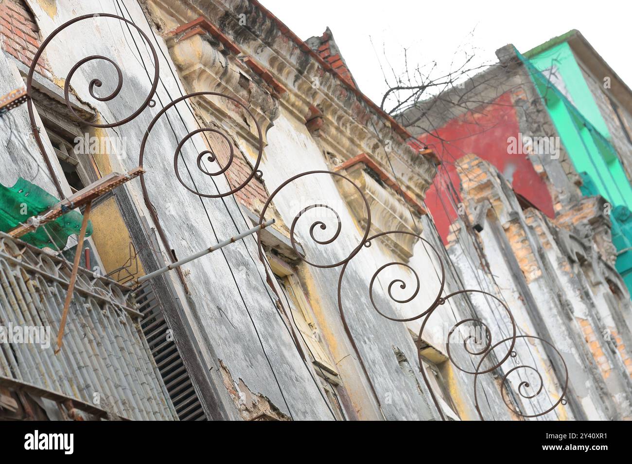 714 spirali in ferro arrugginito, prolungamenti decorativi delle ringhiere del balcone, facciata dell'edificio al 372 di Calle Brasil Street, Habana Vieja. L'Avana-Cuba Foto Stock