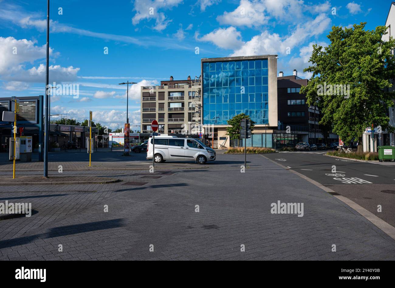 Sint-Truiden, Limburgo, Belgio, AUG 9, 2024 - Piazza della stazione ferroviaria, hub degli autobus e hotel Foto Stock