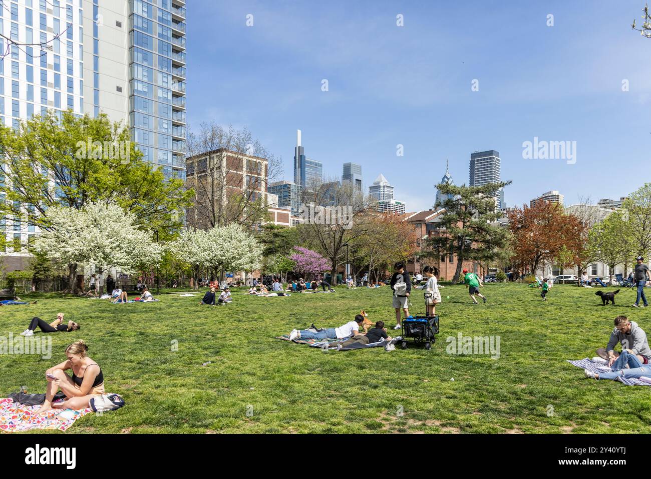 Folle nel Parco del fiume Schuylkill (Fitler Square) e skyline a tarda primavera, Philadelphia, Pennsylvania, Stati Uniti Foto Stock