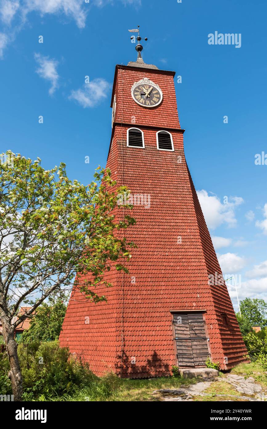 Oregrund, Uppland - Svezia - 30 07 2019 facciata del campanile in legno rosso della chiesa di Oregrund Foto Stock