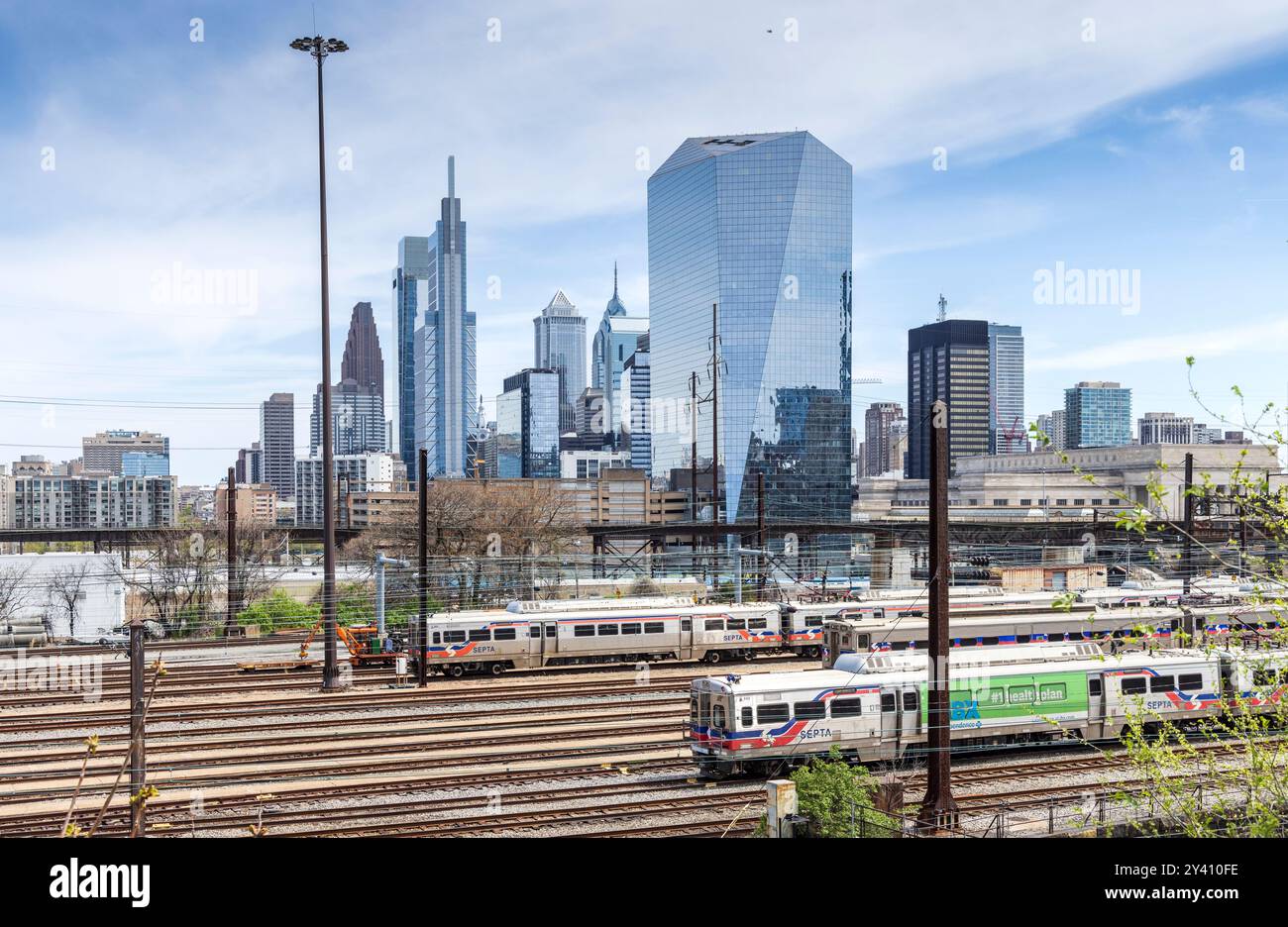 Treni SEPTA e Skyline da West Philadelphia, Pennsylvania, Stati Uniti Foto Stock