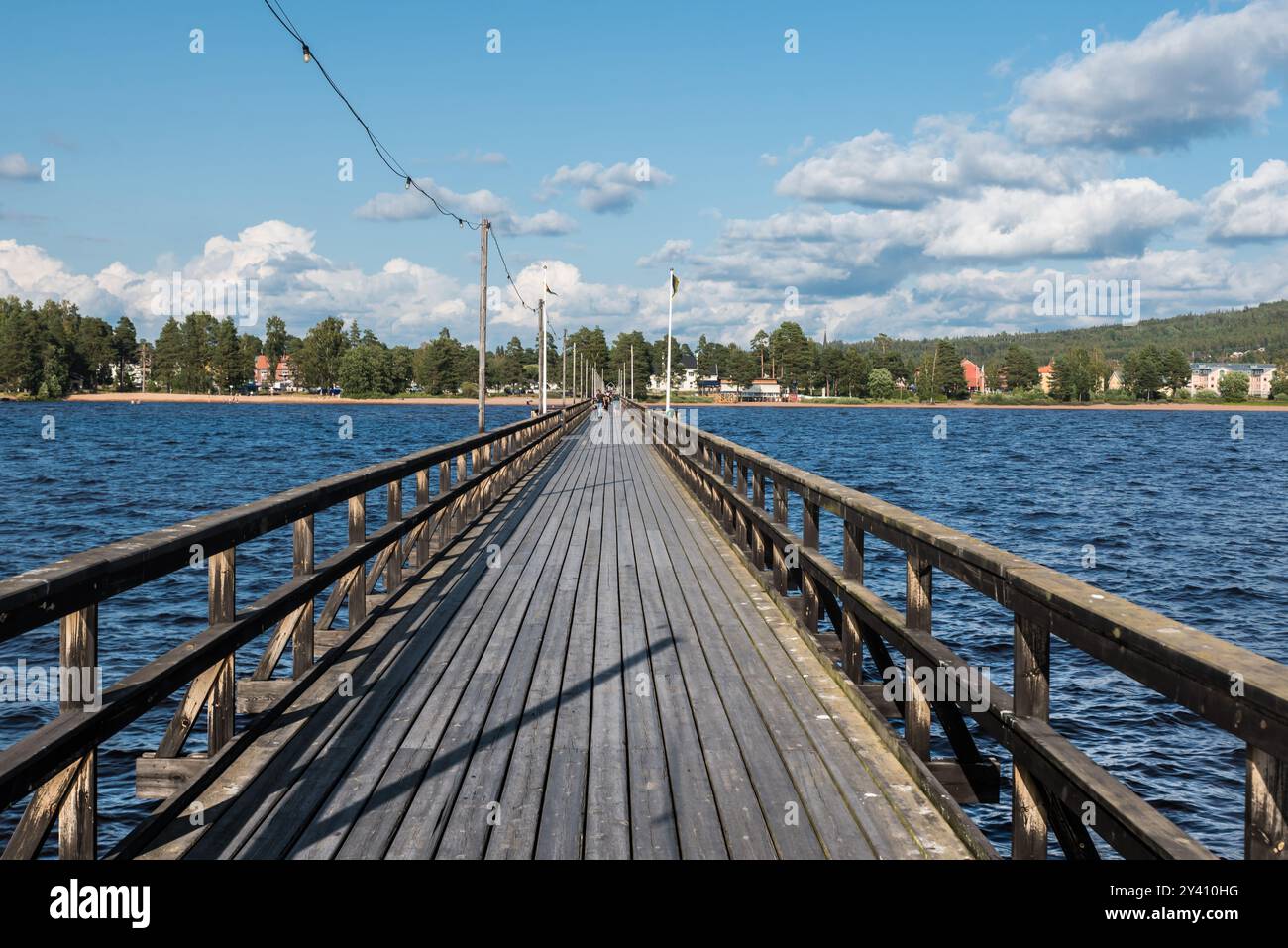 Rattvik, Dalarna - Svezia - 08 05 2019 traight line del molo del lago Silvjan Foto Stock