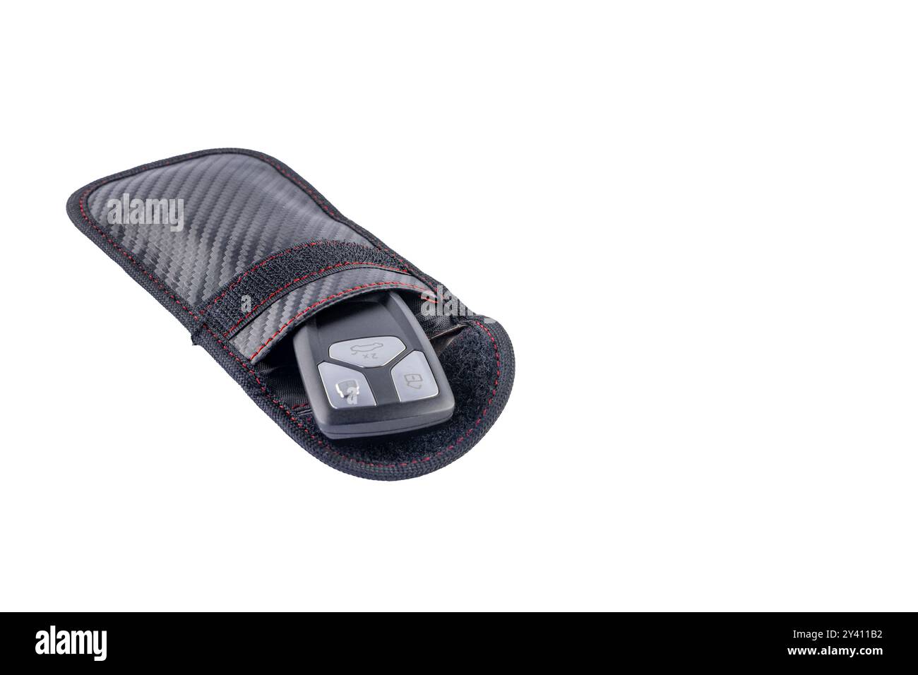 Chiavi di auto su sfondo bianco in una custodia protettiva, che protegge l'auto dal furto da parte di un ladro di auto Foto Stock