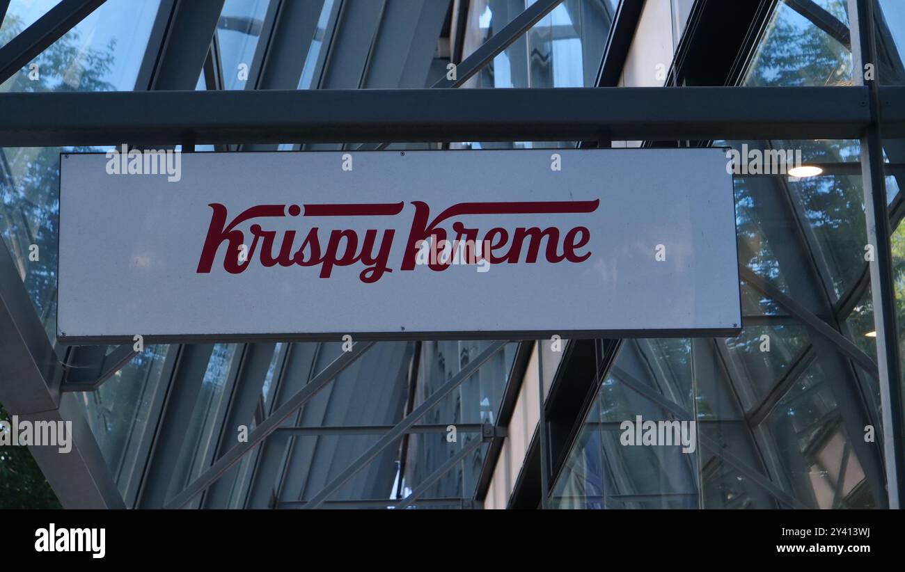 Un cartello con la scritta Krispy Kreme, fuori da un negozio a Cheapside, Londra Foto Stock