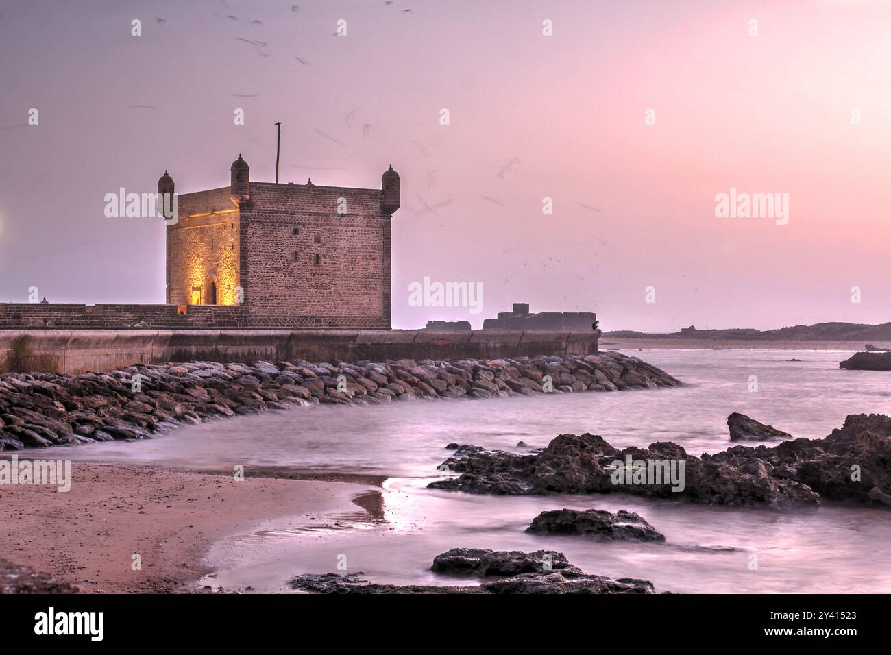 Splendido tramonto sul Porto di Scala, una torre difensiva a guardia del porto di Essaouira, sulla costa atlantica del Marocco. Foto Stock