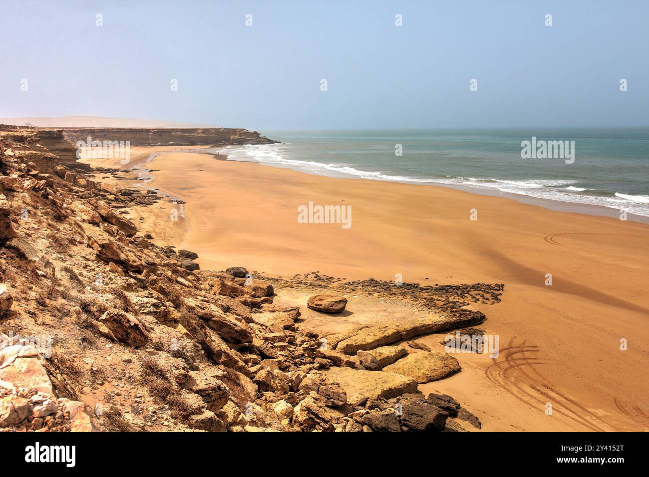 Bellissima spiaggia dorata a sud di Sidi Kaouki, Marocco, vicino a Essaouira Foto Stock