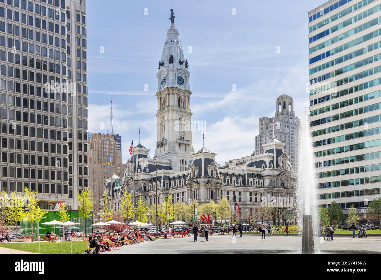 Love Plaza con fontana e gente con il municipio e i fiori in primavera, Philadelphia, Pennsylvania, Stati Uniti Foto Stock