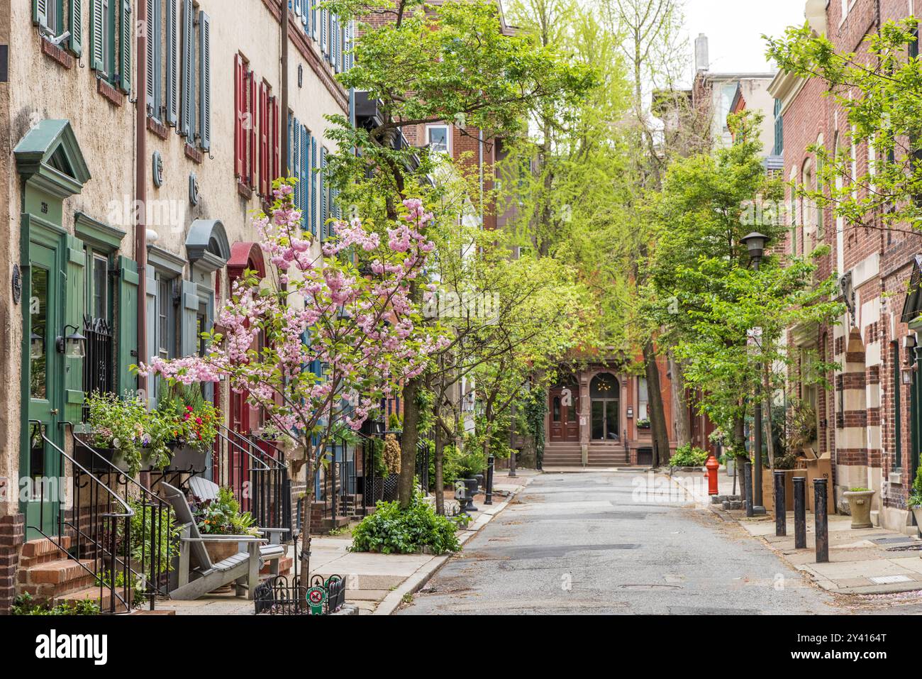 Piccola e affascinante strada nel quartiere di Philadelphia a Spring, Rittenhouse Square, Philadelphia, Pennsylvania, Stati Uniti Foto Stock