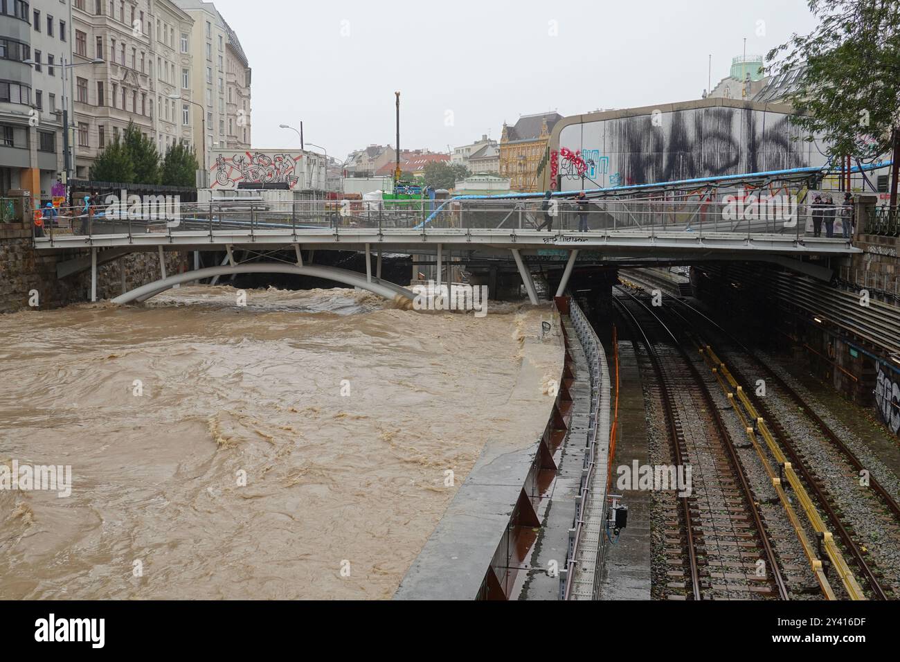 Wien, Wienfluss-Hochwasser am 15.9.2024 // Vienna, inondazione del fiume Wienfluss il 15 settembre 2024 Foto Stock