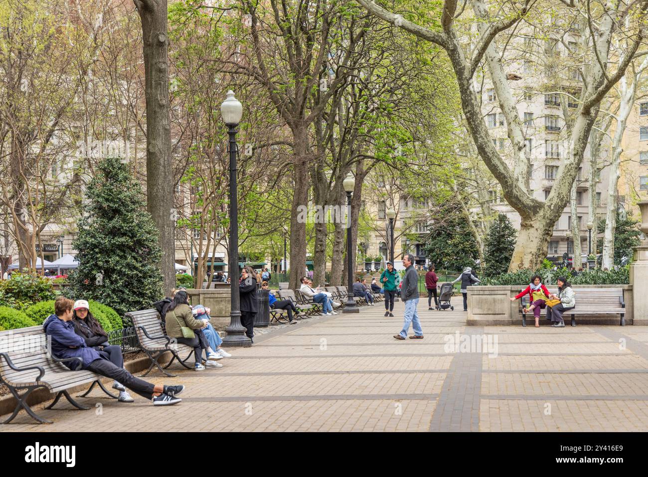 Persone che amano Rittenhouse Square Park in primavera, Philadelphia, Pennsylvania, Stati Uniti Foto Stock