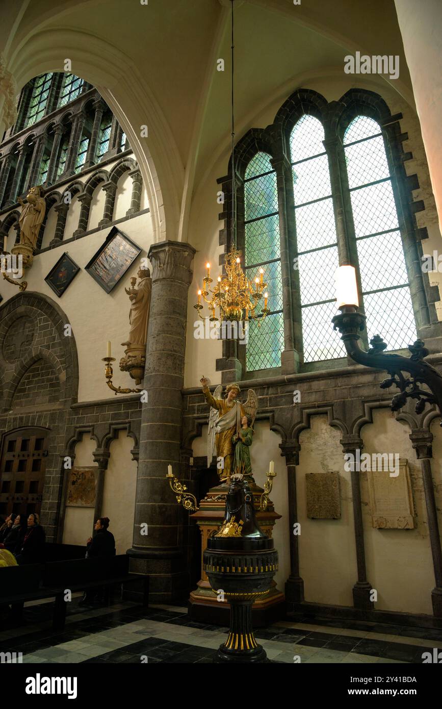 Fonte battesimale dell'interno in stile barocco della chiesa di nostra Signora a Bruges, Belgio. Foto Stock