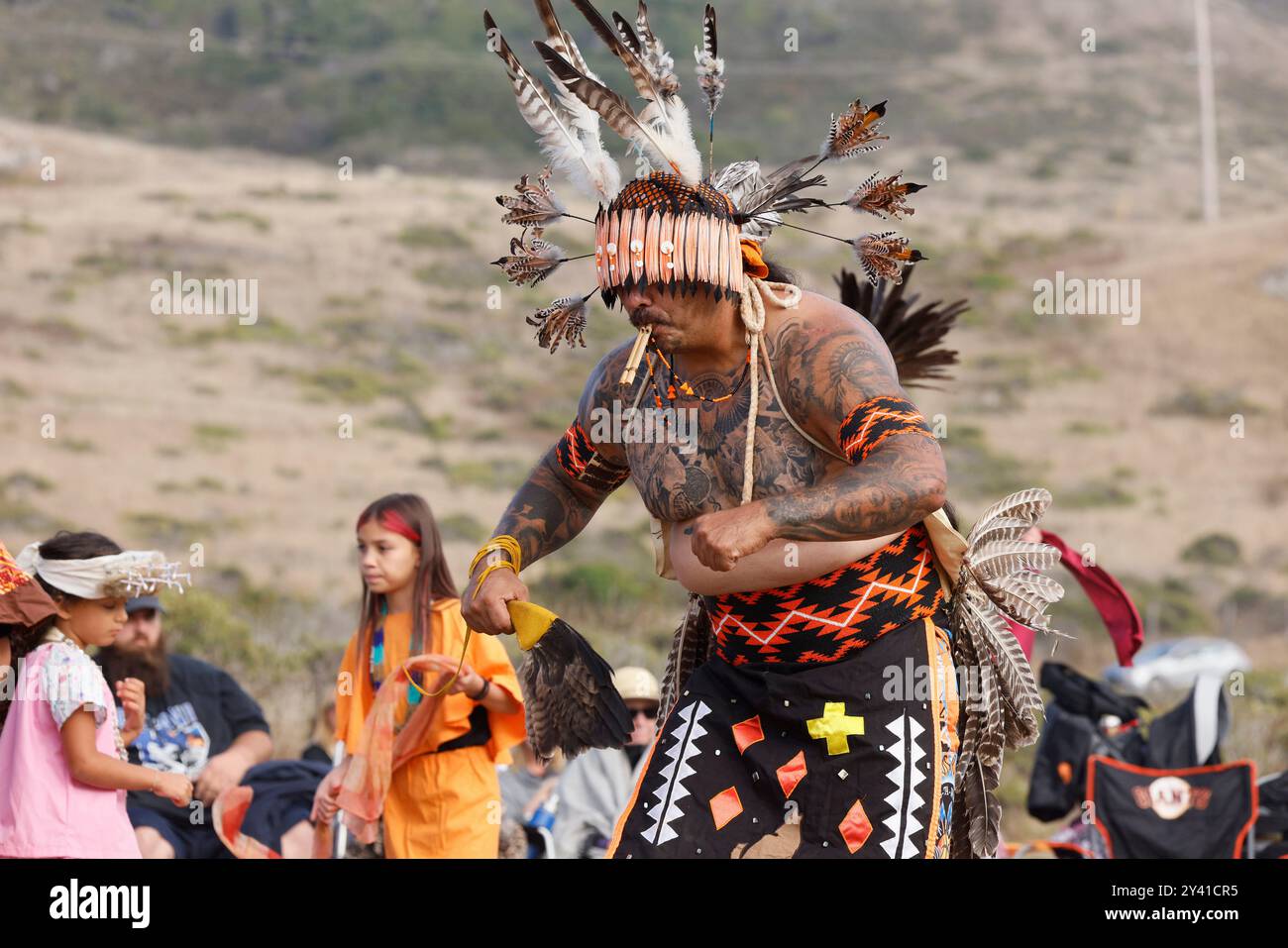 Bodega Bay, California, Stati Uniti. 14 settembre 2024. I Sonoma County Pomo Dancers eseguono "Ocean Dance". Crediti: Tim Fleming/Alamy Live News Foto Stock