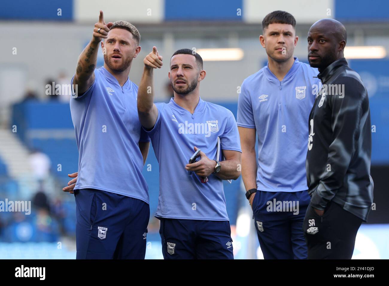 Wes Burns e Conor Chaplin della città di Ipswich fanno un punto all'AMEX Stadium di Brighton Foto Stock