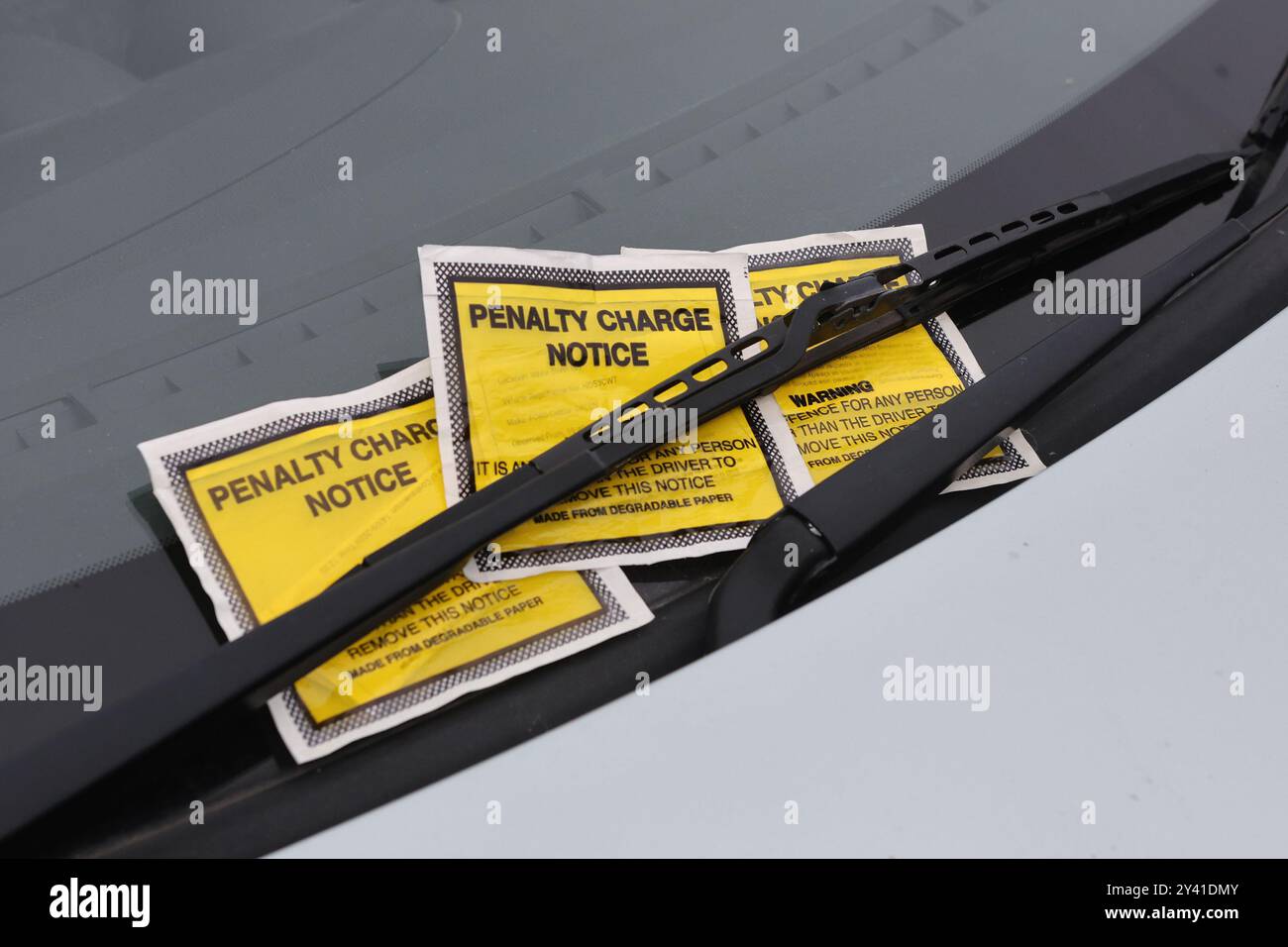 Avviso di penalità per i biglietti di parcheggio su un'auto a Brighton Foto Stock