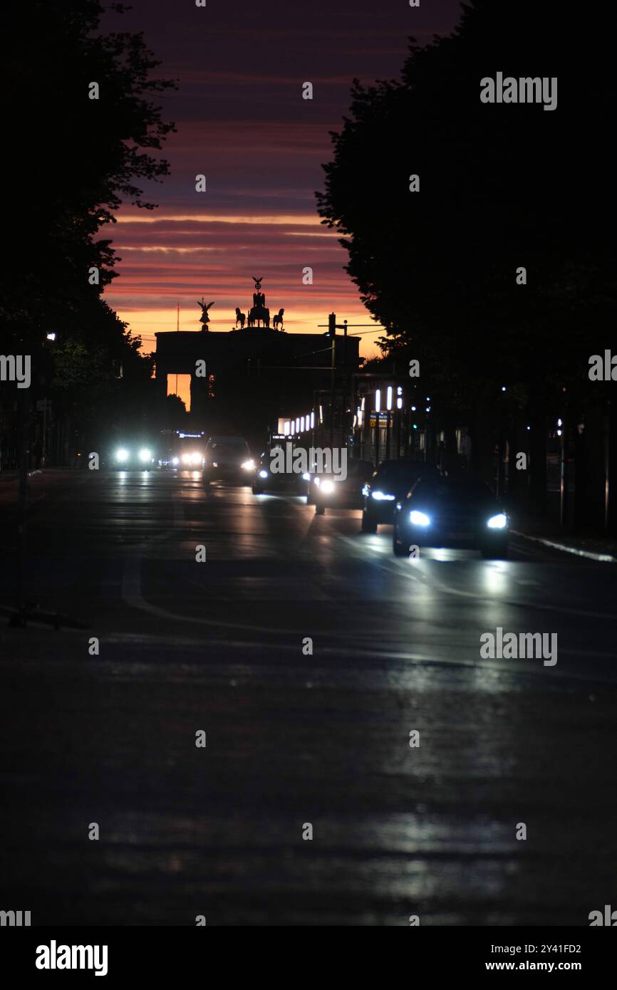 Berlin GER, Berlin,20240915, Strassenzene, am Brandenburger Tor, mit Sonnenuntergang *** Berlin GER, Berlin,20240915, scena di strada, alla porta di Brandeburgo, con tramonto Foto Stock