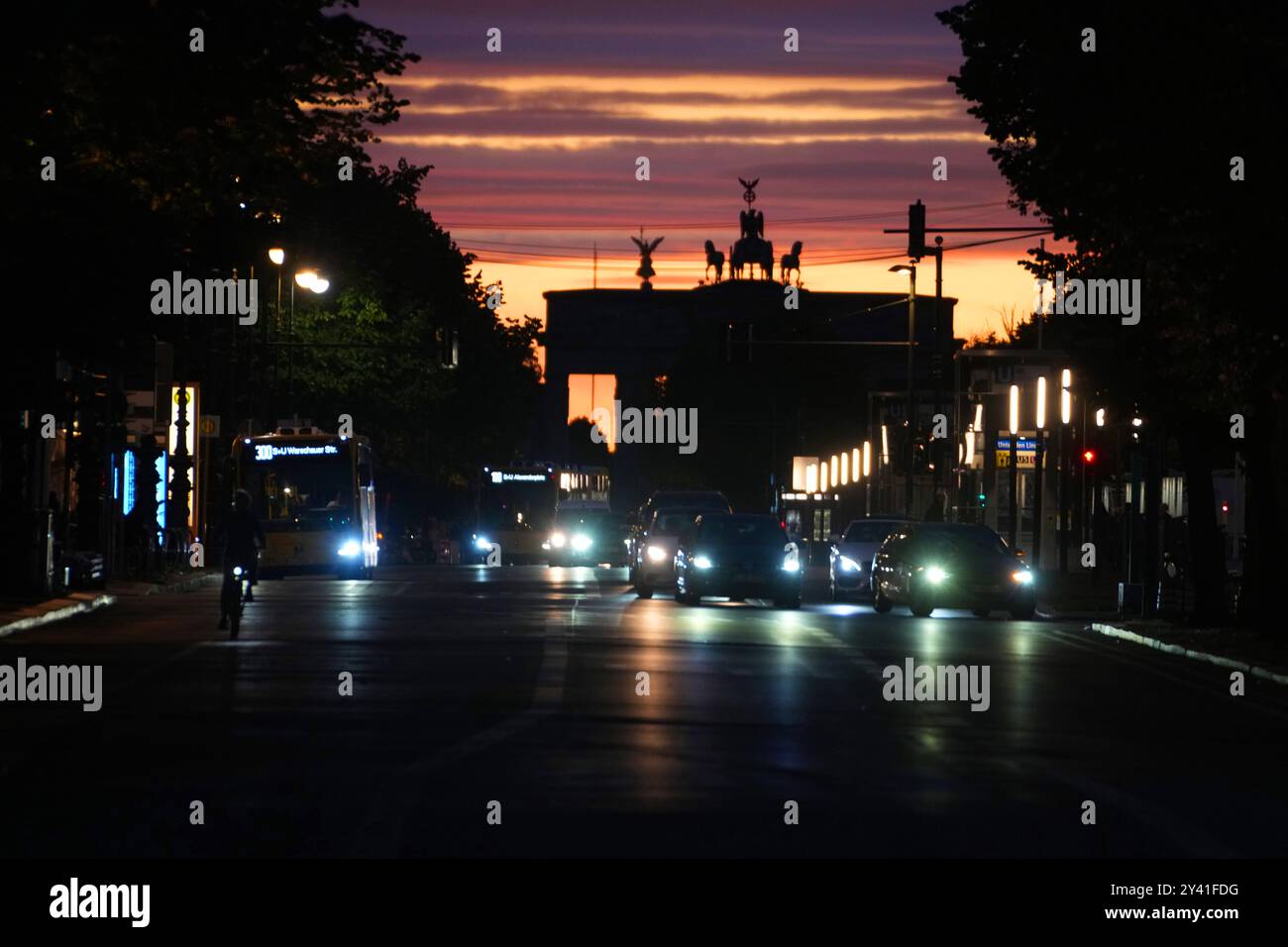 Berlin GER, Berlin,20240915, Strassenzene, am Brandenburger Tor, mit Sonnenuntergang *** Berlin GER, Berlin,20240915, scena di strada, alla porta di Brandeburgo, con tramonto Foto Stock