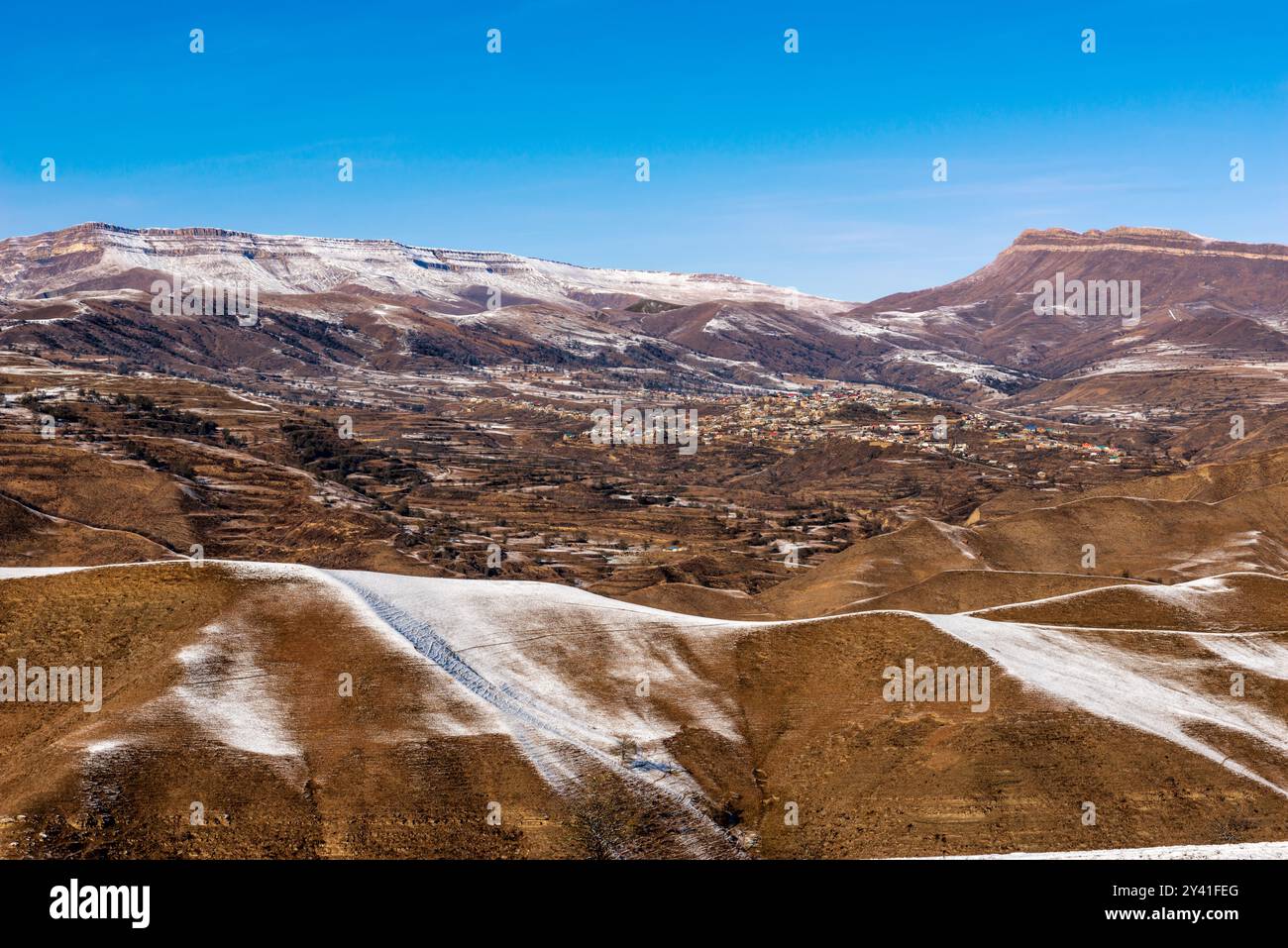 Su un altopiano circondato da montagne si trova un villaggio di Dagestani highlanders Foto Stock