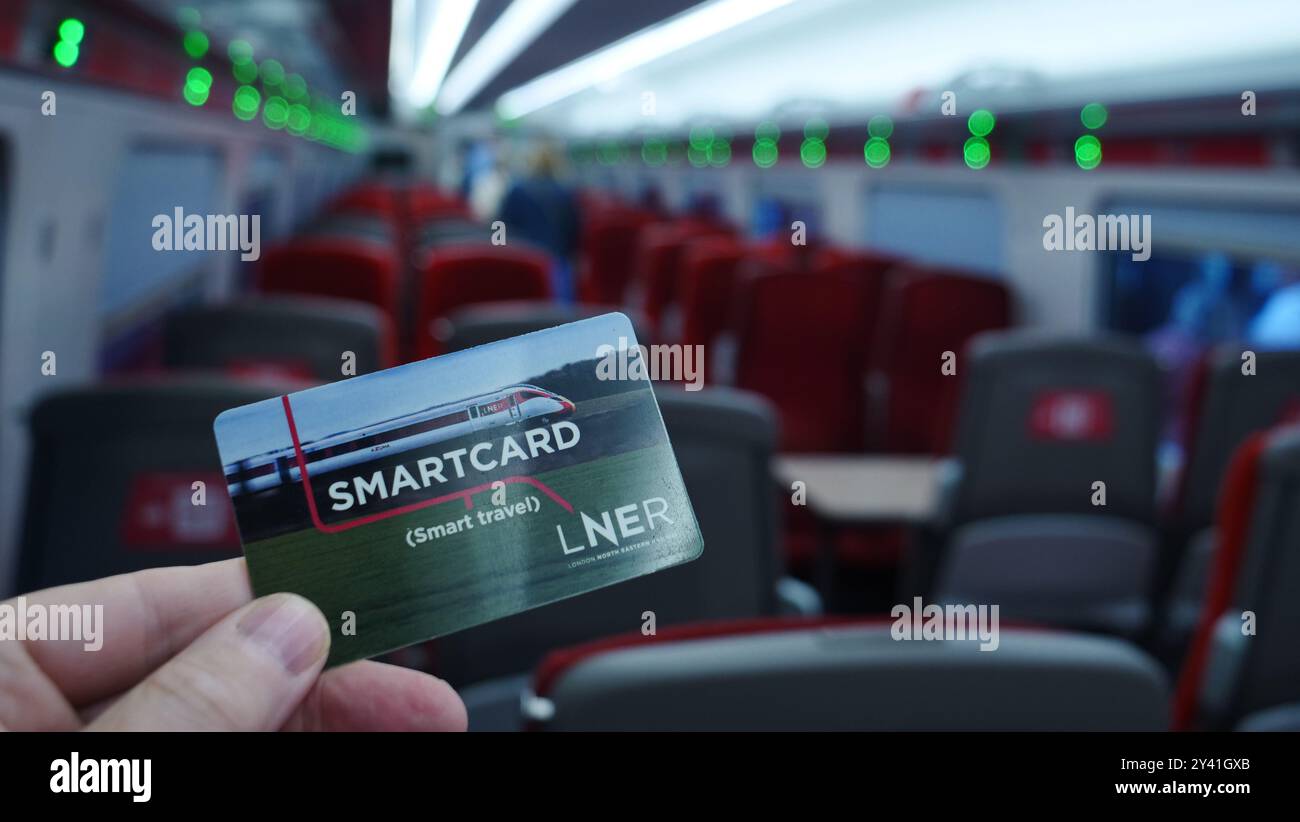 Il biglietto ferroviario LNER sullo sfondo dei treni Azuma alla stazione di King's Cross Foto Stock