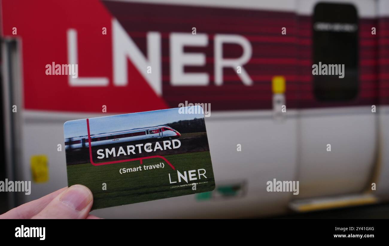 Il biglietto ferroviario LNER sullo sfondo dei treni Azuma alla stazione di King's Cross Foto Stock