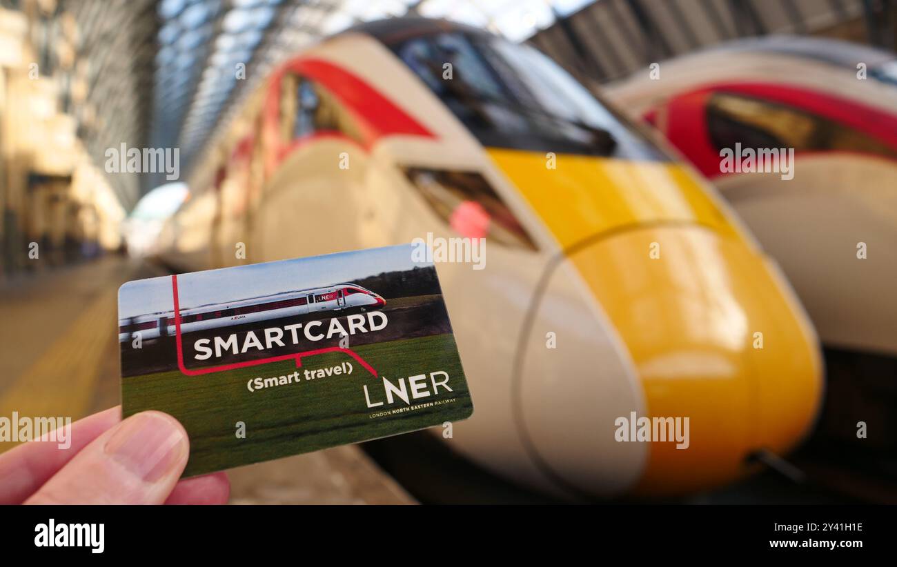 Il biglietto ferroviario LNER sullo sfondo dei treni Azuma alla stazione di King's Cross Foto Stock