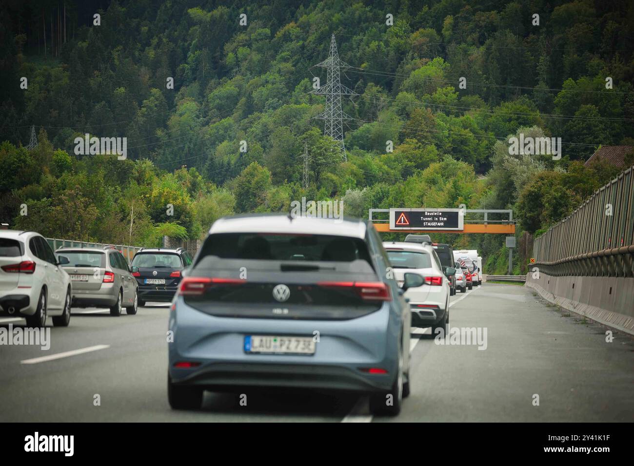 15.09.2024, GOLLING, AUT, Unterwegs a Salisburgo, STAU, A10, AUTOBAHN, REISEVERKEHR, funzione im Bild, Themenbild, VERSCHIEDENE THEMENBILDER, STAU, REISVERKEHR, SALISBURGO, *** 15 09 2024, GOLLING, AUT, sulla strada a Salisburgo, CONGESTIONE, A10, AUTOBAHN, TRAFFICO DI VIAGGIO, funzione nell'immagine, immagine a tema, IMMAGINI DI ARGOMENTI VARI, CONGESTIONE, TRAFFICO DI VIAGGIO, SALISBURGO, Foto Stock