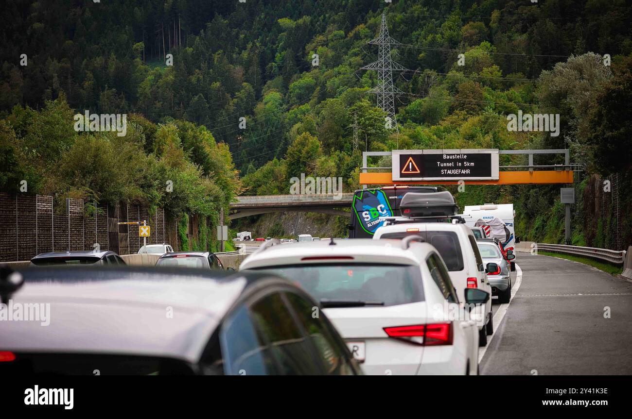 15.09.2024, GOLLING, AUT, Unterwegs a Salisburgo, STAU, A10, AUTOBAHN, REISEVERKEHR, funzione im Bild, Themenbild, VERSCHIEDENE THEMENBILDER, STAU, REISVERKEHR, SALISBURGO, *** 15 09 2024, GOLLING, AUT, sulla strada a Salisburgo, CONGESTIONE, A10, AUTOBAHN, TRAFFICO DI VIAGGIO, funzione nell'immagine, immagine a tema, IMMAGINI DI ARGOMENTI VARI, CONGESTIONE, TRAFFICO DI VIAGGIO, SALISBURGO, Foto Stock