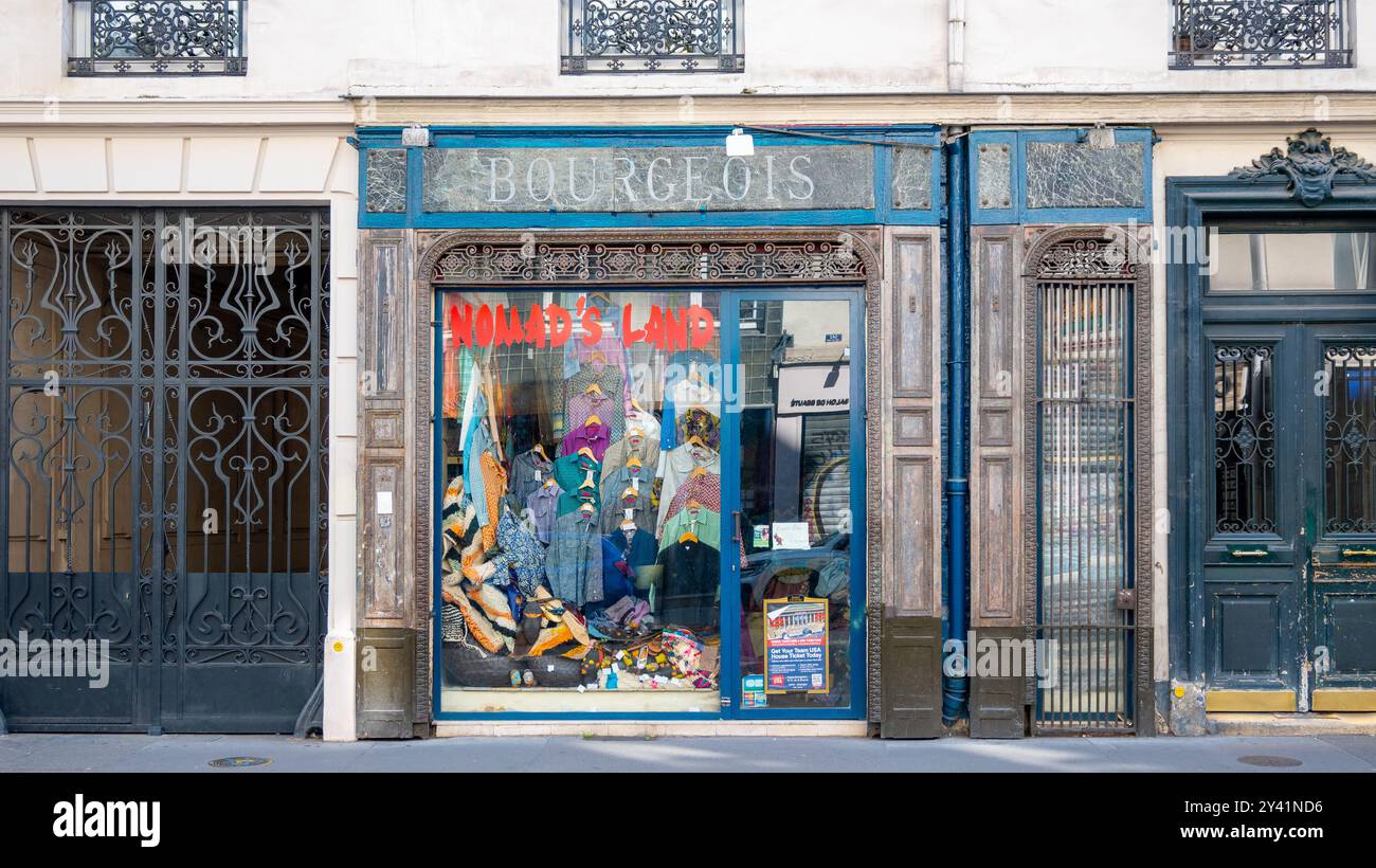 Parigi, Francia, negozio di abbigliamento di seconda mano in strada, solo editoriale. Foto Stock