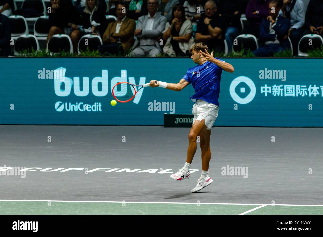 Bologna, Italia. 15 settembre 2024. Flavio Cobolli in azione contro Tallon Griekspoor olandese durante la fase a gironi delle finali di Coppa Davis 2024 Bologna tra Italia e Paesi Bassi all'Unipol Arena il 15 settembre 2024 a Bologna. Crediti: Massimiliano Donati/Alamy Live News Foto Stock