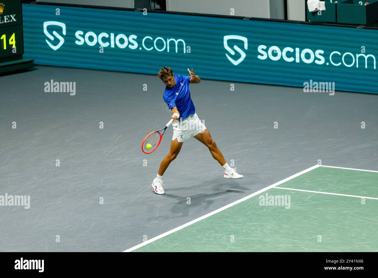 Bologna, Italia. 15 settembre 2024. Flavio Cobolli in azione contro Tallon Griekspoor olandese durante la fase a gironi delle finali di Coppa Davis 2024 Bologna tra Italia e Paesi Bassi all'Unipol Arena il 15 settembre 2024 a Bologna. Crediti: Massimiliano Donati/Alamy Live News Foto Stock