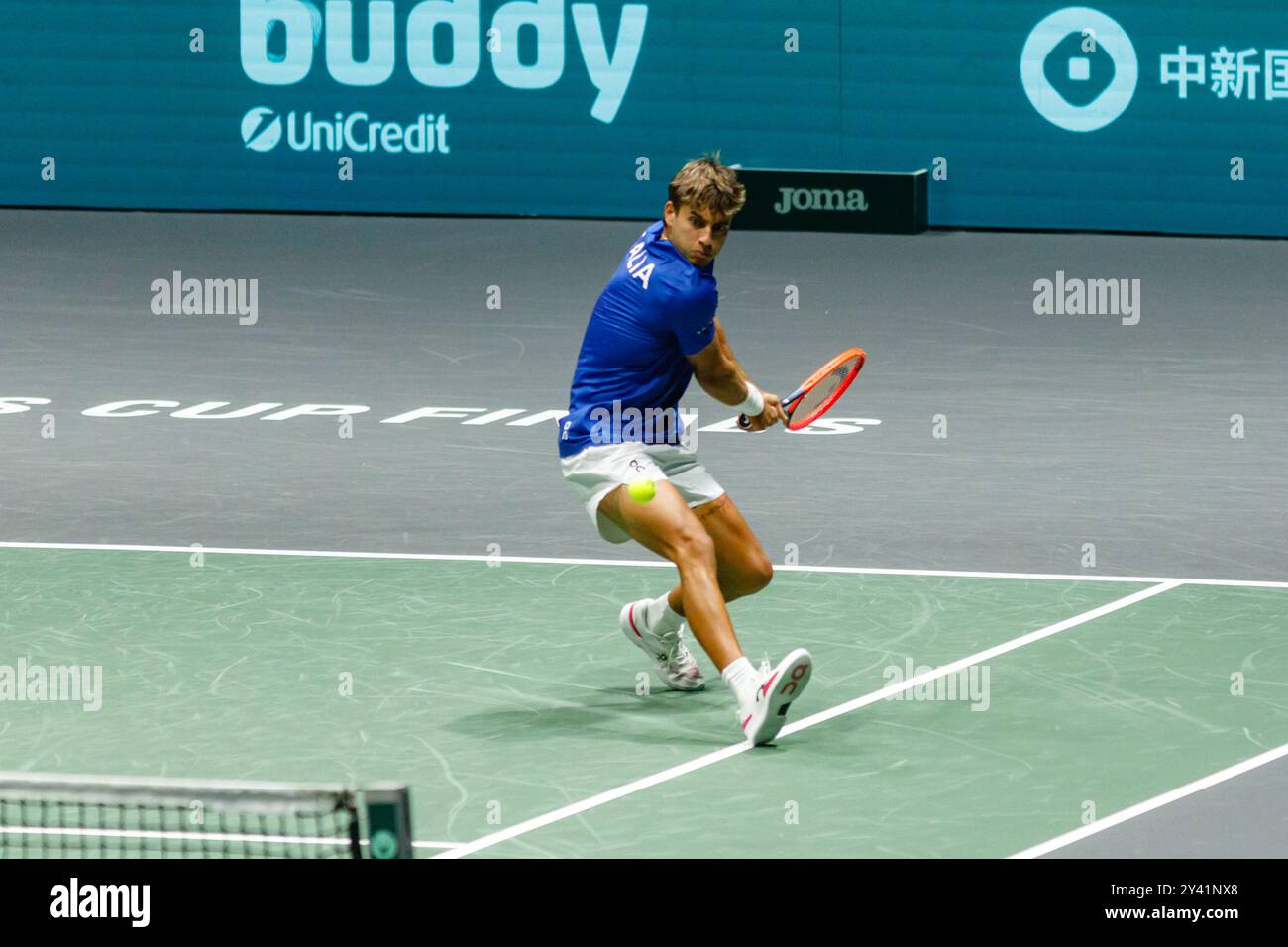 Bologna, Italia. 15 settembre 2024. Flavio Cobolli in azione contro Tallon Griekspoor olandese durante la fase a gironi delle finali di Coppa Davis 2024 Bologna tra Italia e Paesi Bassi all'Unipol Arena il 15 settembre 2024 a Bologna. Crediti: Massimiliano Donati/Alamy Live News Foto Stock