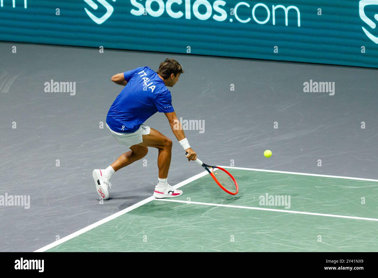 Bologna, Italia. 15 settembre 2024. Flavio Cobolli in azione contro Tallon Griekspoor olandese durante la fase a gironi delle finali di Coppa Davis 2024 Bologna tra Italia e Paesi Bassi all'Unipol Arena il 15 settembre 2024 a Bologna. Crediti: Massimiliano Donati/Alamy Live News Foto Stock