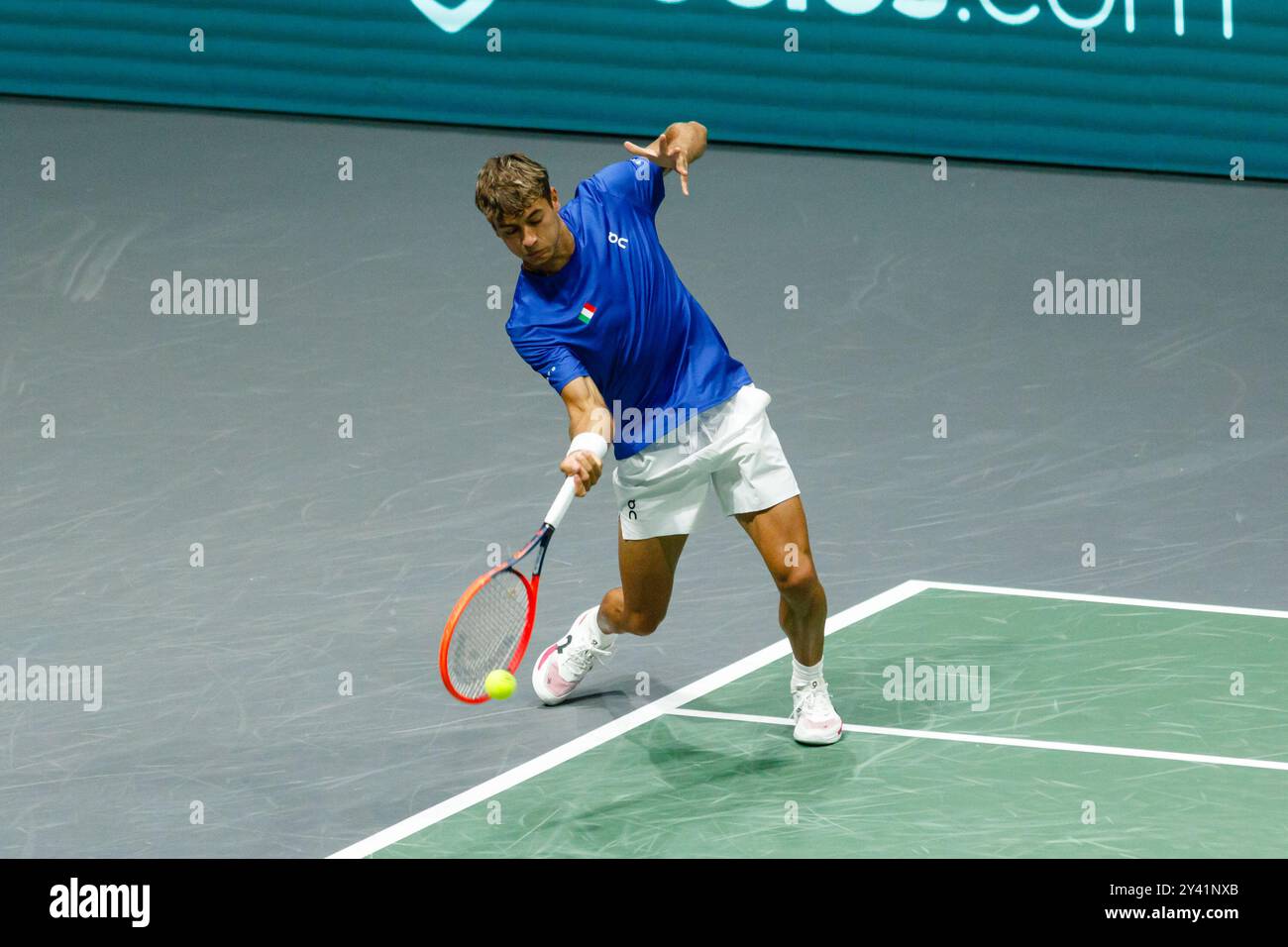 Bologna, Italia. 15 settembre 2024. Flavio Cobolli in azione contro Tallon Griekspoor olandese durante la fase a gironi delle finali di Coppa Davis 2024 Bologna tra Italia e Paesi Bassi all'Unipol Arena il 15 settembre 2024 a Bologna. Crediti: Massimiliano Donati/Alamy Live News Foto Stock