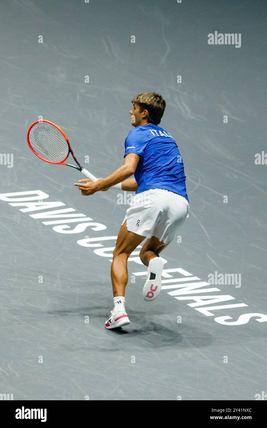 Bologna, Italia. 15 settembre 2024. Flavio Cobolli in azione contro Tallon Griekspoor olandese durante la fase a gironi delle finali di Coppa Davis 2024 Bologna tra Italia e Paesi Bassi all'Unipol Arena il 15 settembre 2024 a Bologna. Crediti: Massimiliano Donati/Alamy Live News Foto Stock