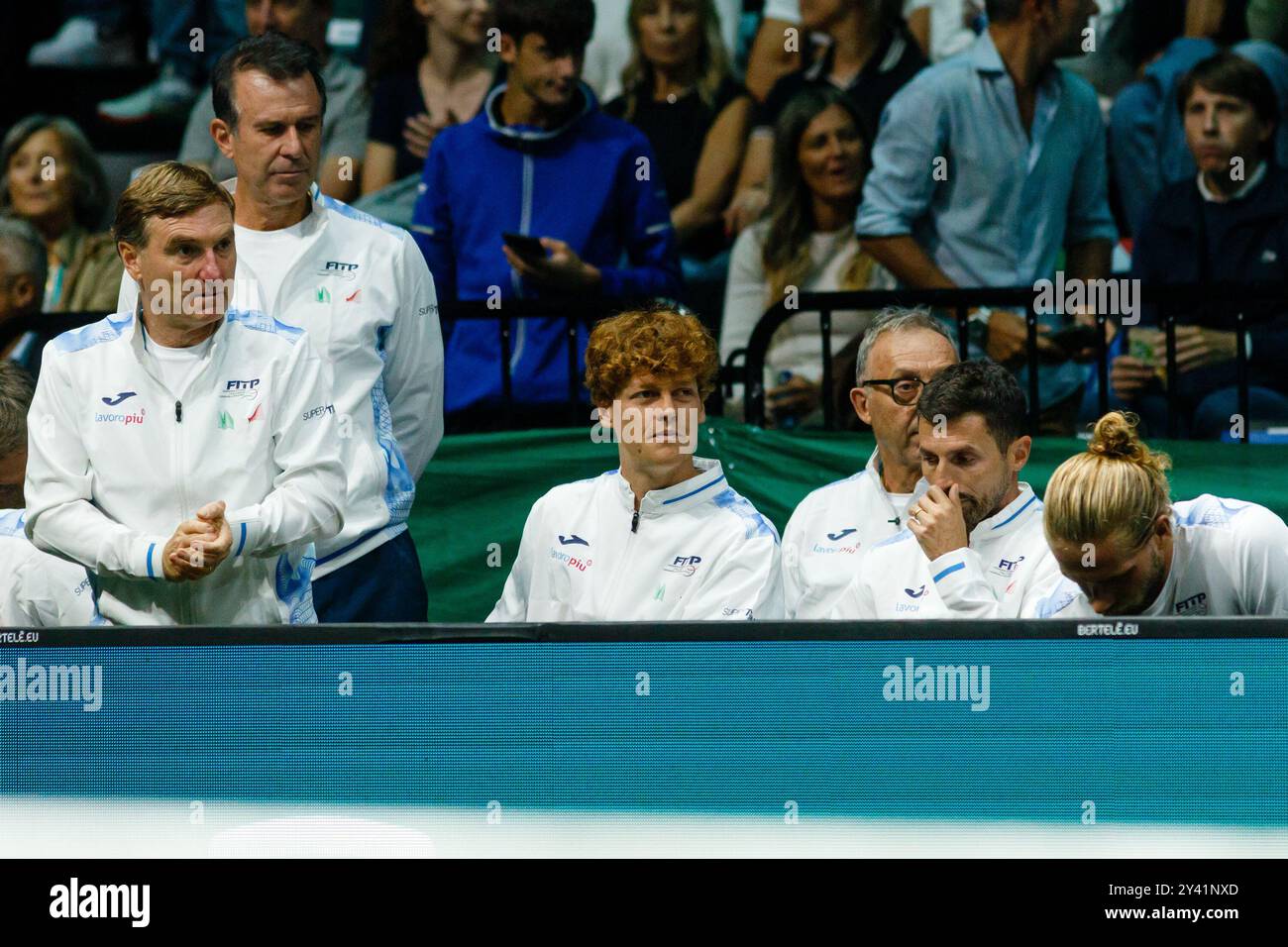 Bologna, Italia. 15 settembre 2024. Attualmente numero 1 del mondo ATP in singolare Jannik Sinner partecipa alle partite della sua squadra nazionale dalla panchina delle finali di Coppa Davis 2024 a Bologna tra Italia e Paesi Bassi all'Unipol Arena il 15 settembre 2024 a Bologna. Crediti: Massimiliano Donati/Alamy Live News Foto Stock