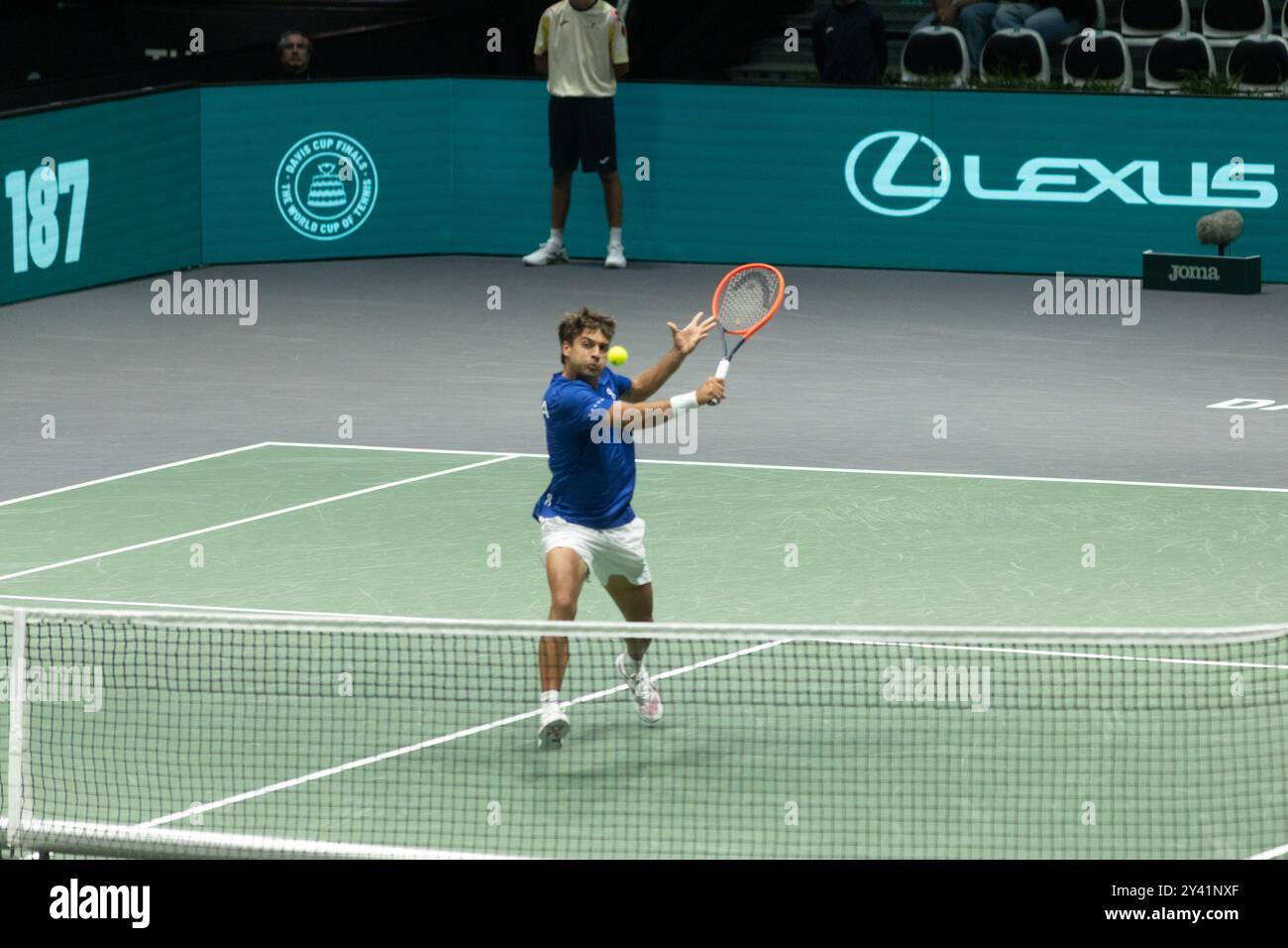 Bologna, Italia. 15 settembre 2024. Flavio Cobolli in azione contro Tallon Griekspoor olandese durante la fase a gironi delle finali di Coppa Davis 2024 Bologna tra Italia e Paesi Bassi all'Unipol Arena il 15 settembre 2024 a Bologna. Crediti: Massimiliano Donati/Alamy Live News Foto Stock