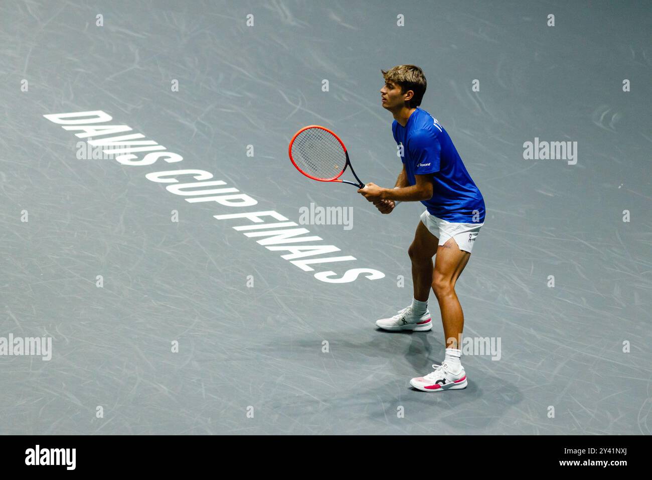 Bologna, Italia. 15 settembre 2024. Flavio Cobolli in azione contro Tallon Griekspoor olandese durante la fase a gironi delle finali di Coppa Davis 2024 Bologna tra Italia e Paesi Bassi all'Unipol Arena il 15 settembre 2024 a Bologna. Crediti: Massimiliano Donati/Alamy Live News Foto Stock