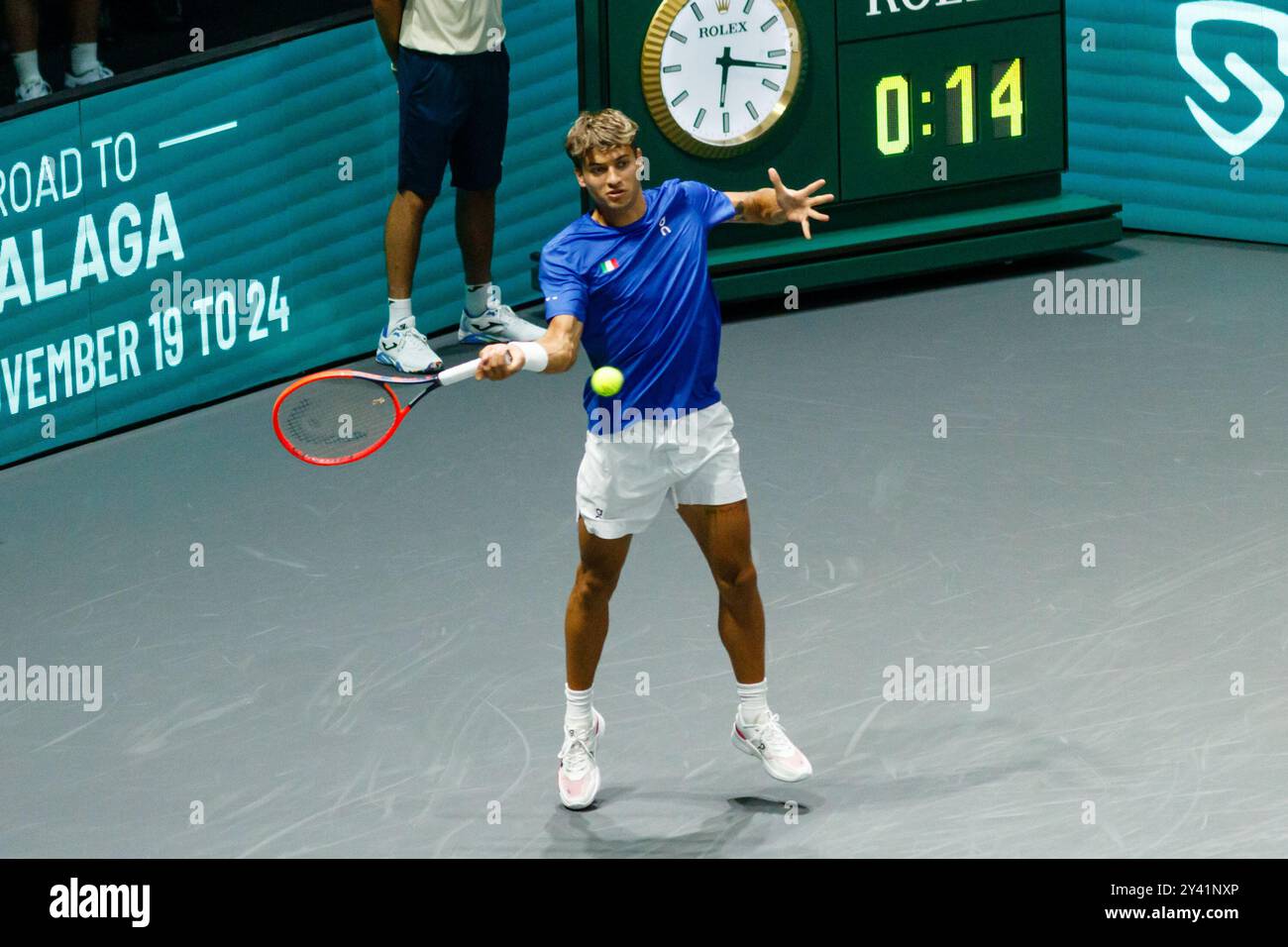 Bologna, Italia. 15 settembre 2024. Flavio Cobolli in azione contro Tallon Griekspoor olandese durante la fase a gironi delle finali di Coppa Davis 2024 Bologna tra Italia e Paesi Bassi all'Unipol Arena il 15 settembre 2024 a Bologna. Crediti: Massimiliano Donati/Alamy Live News Foto Stock