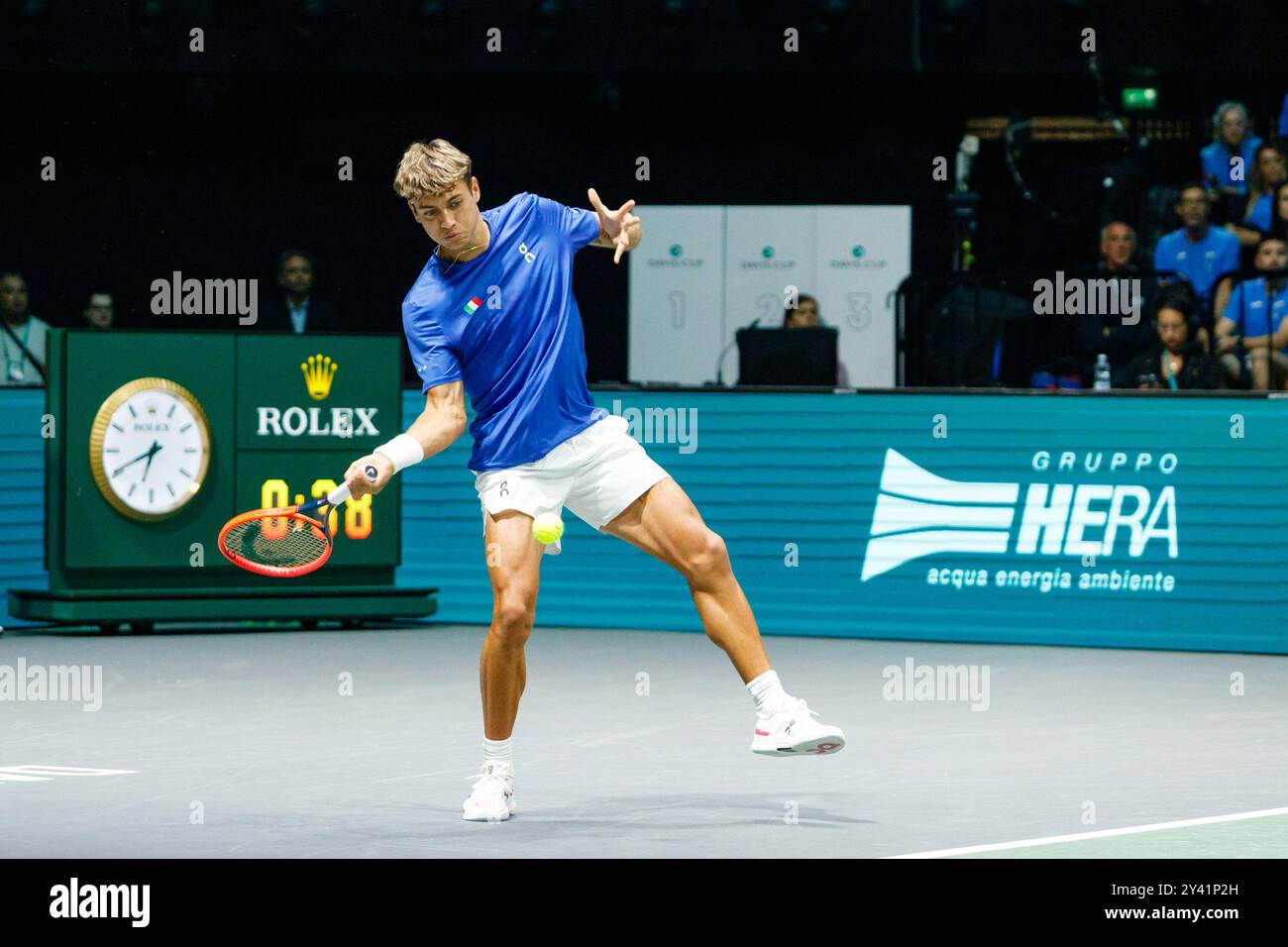 Bologna, Italia. 15 settembre 2024. Flavio Cobolli in azione contro Tallon Griekspoor olandese durante la fase a gironi delle finali di Coppa Davis 2024 Bologna tra Italia e Paesi Bassi all'Unipol Arena il 15 settembre 2024 a Bologna. Crediti: Massimiliano Donati/Alamy Live News Foto Stock