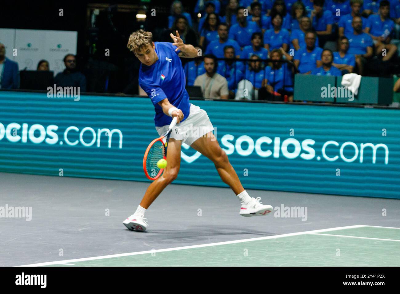 Bologna, Italia. 15 settembre 2024. Flavio Cobolli in azione contro Tallon Griekspoor olandese durante la fase a gironi delle finali di Coppa Davis 2024 Bologna tra Italia e Paesi Bassi all'Unipol Arena il 15 settembre 2024 a Bologna. Crediti: Massimiliano Donati/Alamy Live News Foto Stock