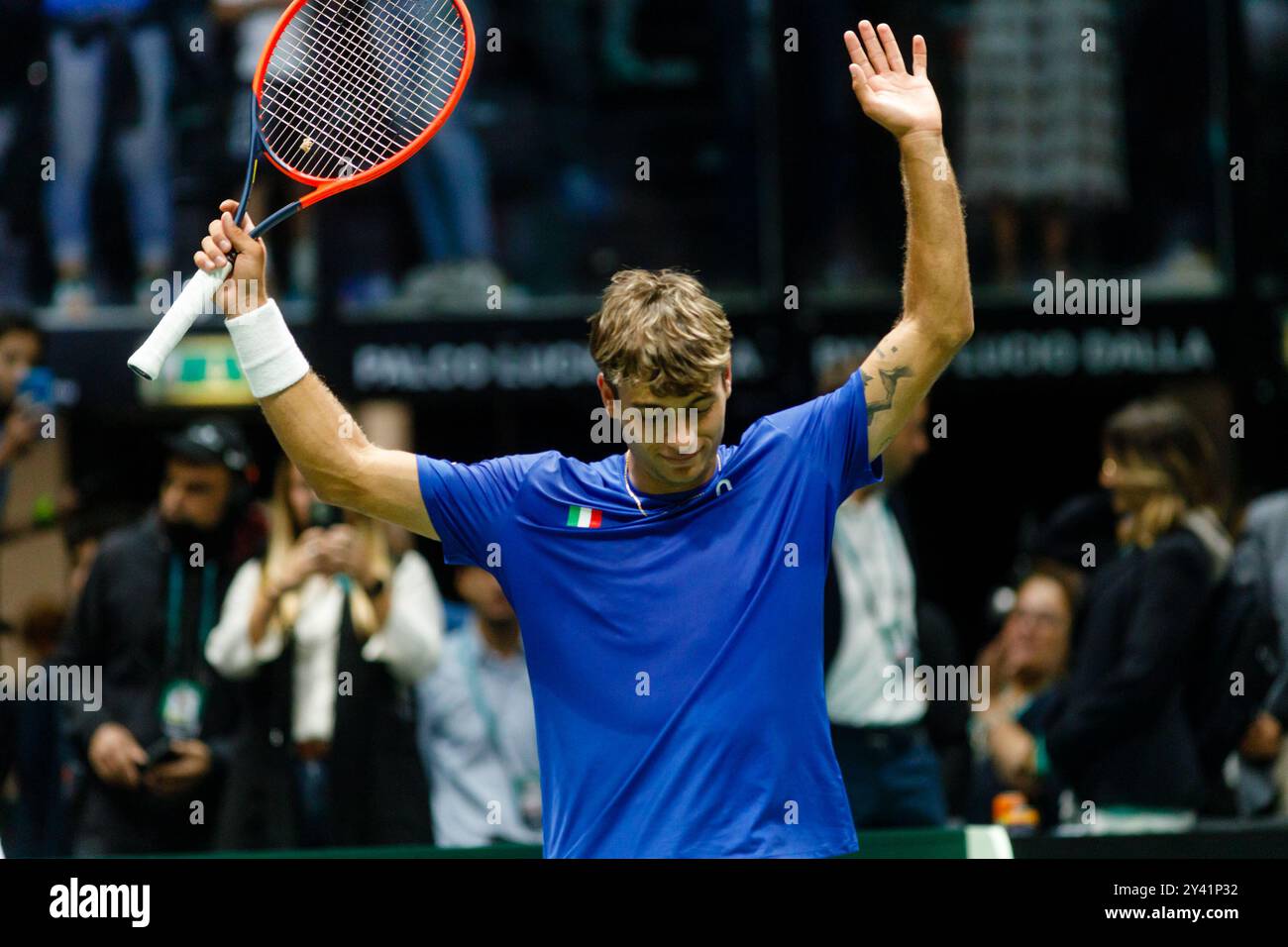 Bologna, Italia. 15 settembre 2024. Flavio Cobolli in azione contro Tallon Griekspoor olandese durante la fase a gironi delle finali di Coppa Davis 2024 Bologna tra Italia e Paesi Bassi all'Unipol Arena il 15 settembre 2024 a Bologna. Crediti: Massimiliano Donati/Alamy Live News Foto Stock